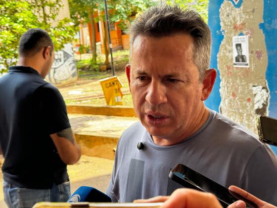 O governador Mauro Mendes votou no final da manhã deste domingo (27), na UFMT