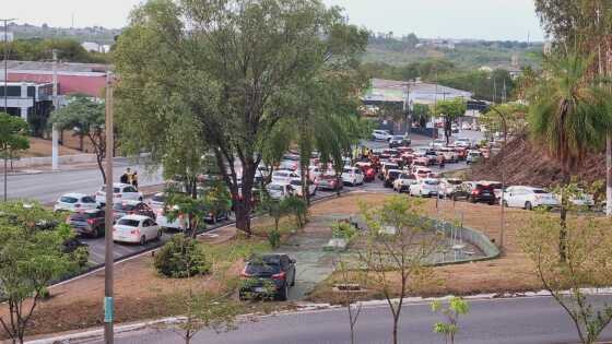 Há um congestionamento na Avenida devido à localização do comitê de Abilio Brunini