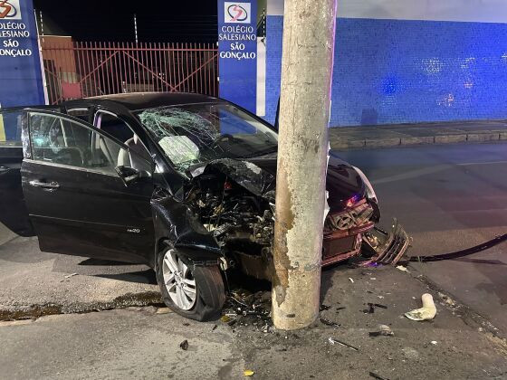 O acidente aconteceu na noite deste domingo (27), em Cuiabá. 