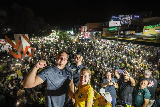 Prefeito reuniu multidão na Praça do Choppão, em Cuiabá.