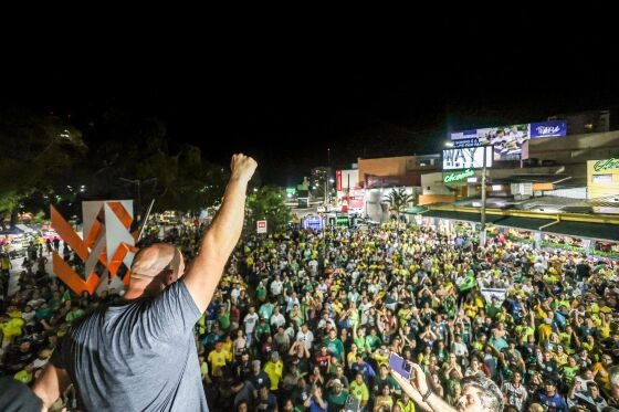 Abílio discursou em frente ao restaurante Choppão na noite deste domino (27), após vencer as eleições em Cuiabá. 