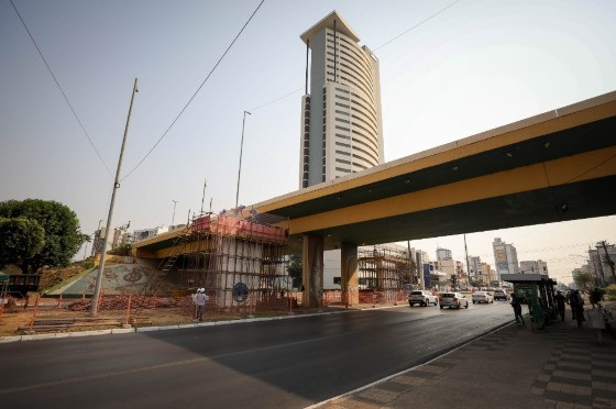 Nesses dias serão lançadas as vigas que darão sustentação à ampliação do viaduto sobre a Avenida do CPA.