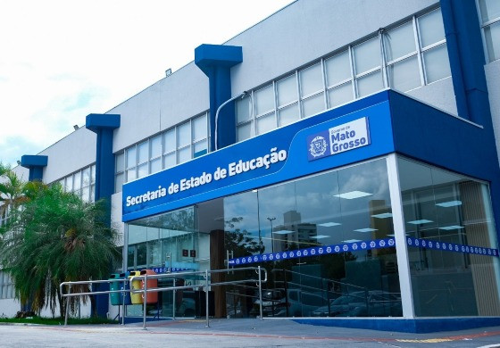 A Seduc disponibiliza terminais de computadores nas escolas para que pais ou responsáveis façam o procedimento de forma presencial.