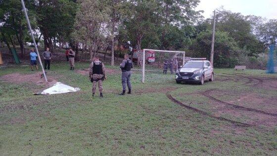 Outros dois homens ficaram feridos e foram levados ao HMC.