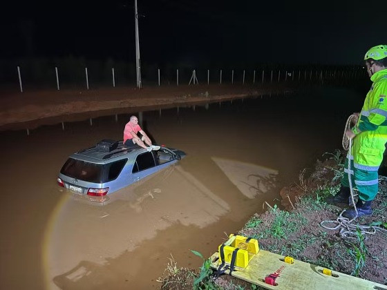 A caminhonete ficou parcialmente submersa.