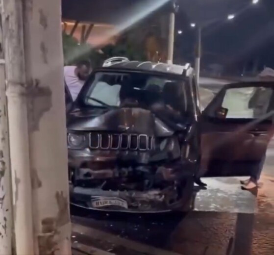 Em um vídeo gravado por um popular e divulgado pela página Perrengue Mato Grosso, é possível ver o carro com a frente completamente destruída.