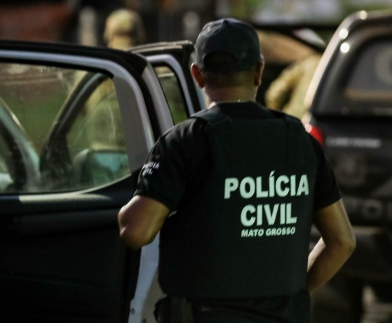 O homem foi detido e encaminhado para a Delegacia da cidade.