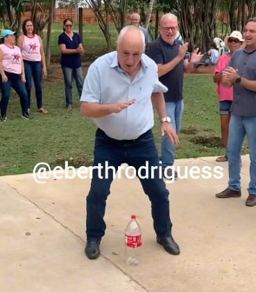 Carlos Sirena aparece em vídeo dançando até o chão