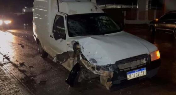 Por conta do impacto, o carro ficou com a frente parcialmente destruída.