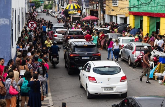 Pessoas ocuparam a rua esperando a loja abrir as portas