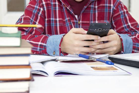 Os aparelhos deverão ser guardados desligados, ou em modo silencioso, na mochila do estudante.