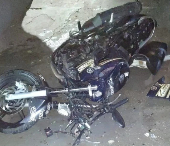 O corpo da vitima foi encontrado ao lado da moto, que ficou completamente destruída.