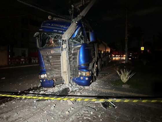 Carreta estava estacionada e começou a descer pela via e atingiu o poste de energia.