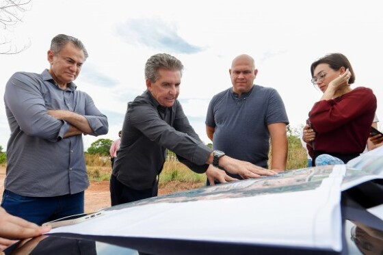 O conselheiro-presidente, Sérgio Ricardo, e o desembargador Orlando Perri apresentam ao prefeito eleito de Cuiabá, Abílio Brunini, a área que abrigará a instituição.