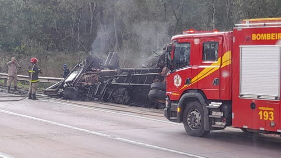 A carreta ficou completamente destruída e a morte do motorista foi constatada no local.