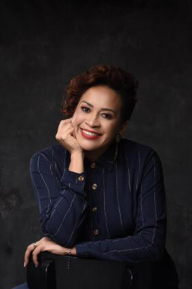 CAROL BISPO é visagista, especialista em cabelos crespos e cacheados, acadêmica de Psicologia e idealizadora do método Cabelo do Dia Seguinte. Instagram: @carolbispovisagismo.