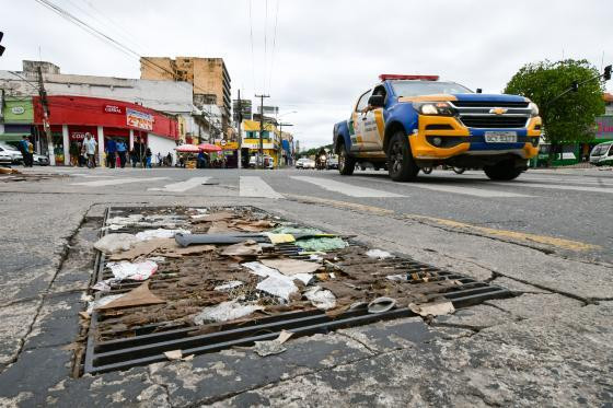 A iniciativa da Defesa Civil foi necessária devido ao alagamento provocado pelas fortes chuvas que caíram na tarde de ontem (12).