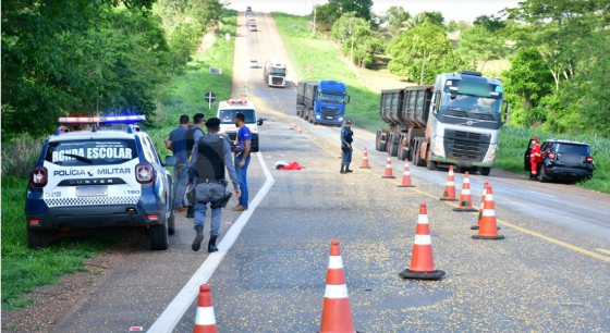 Idoso parou para fazer necessidades na estrada e foi atropelado