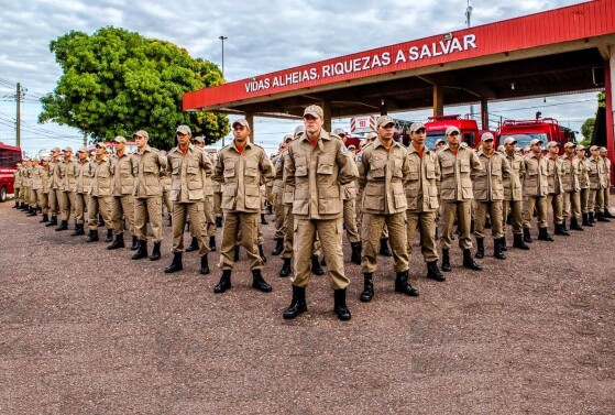 A jornada de trabalho seguirá a escala dos militares estaduais, podendo ser por escala em serviço operacional e/ou serviço diário em expediente administrativo