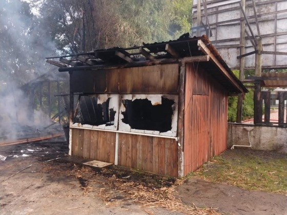 A casa de Tiü França, o homem que se explodiu em frente ao Supremo Tribunal Federal (STF) na quarta-feira (13), pegou fogo neste domingo (17)