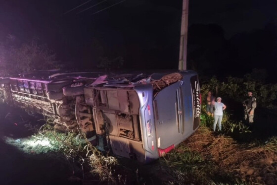 Batida entre caminhão e ônibus mata crianças na BR-158