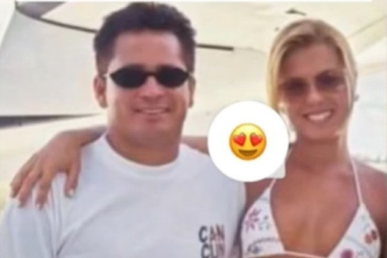 Nos stories, ela publicou uma foto tirada há mais de 20 anos ao lado do cantor