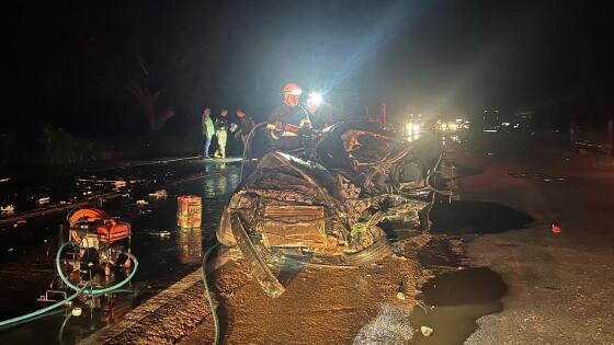 Corsa ficou completamente destruído. Motorista morreu na hora.