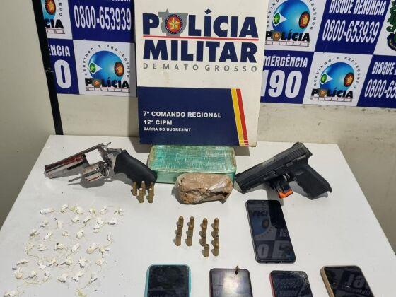 Com os criminosos presos, foram apreendidas armas de fogo, tabletes e porções de pasta base de cocaína.