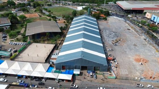 Estrutura provisória do Shopping Popular está instalada no estacionamento