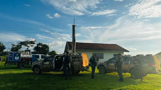 Nesta quarta-feira (11), durante continuidade das buscas, as equipes do Bope e da Companhia de Colniza localizaram, em meio a uma região de mata, duas armas longas, sendo uma de calibre 12 e outra de calibre 20. 