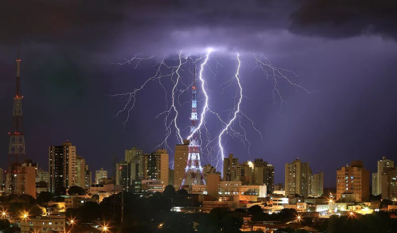 Temporal pegou cuiabanos de surpresa nesta quarta-feira (11).