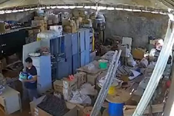 Câmeras de segurança registraram o bandido furtando empresa