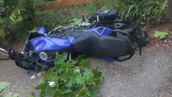 Motocicleta da vítima teve a frente parcialmente destruída