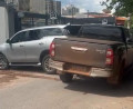 SW4 arrasta Hilux em porta de garagem