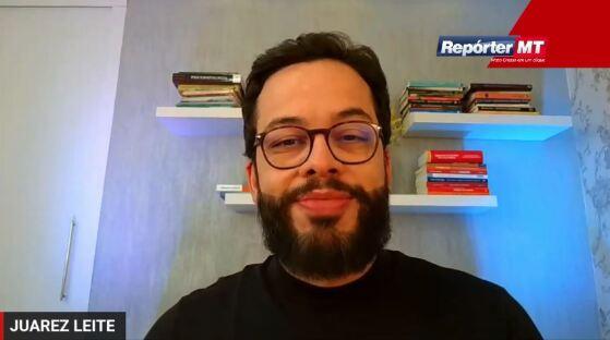 Dono da Barbearia Juarez, atualmente o cuiabano se divide entre o visagismo, a agenda dos famosos e as palestras pelo país.