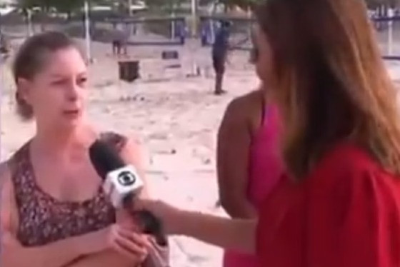 A repórter estava na praia de Ipanema, no Rio de Janeiro, cobrindo a aparição de um lobo-marinho na praia.