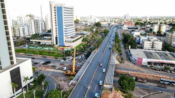 O viaduto da Avenida do CPA está sendo alargado para construção de terceiras pistas nos dois lados, dentro do pacote de obras do Complexo Leblon. 