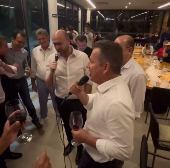 Em um dos vídeos, Mauro aparece cantando junto ao secretário da Casa Civil, Fabio Garcia.