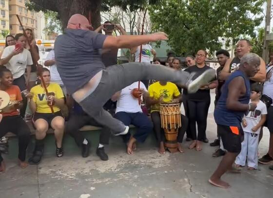 Abilio mostra suas habilidades na capoeira e em outras artes marciais