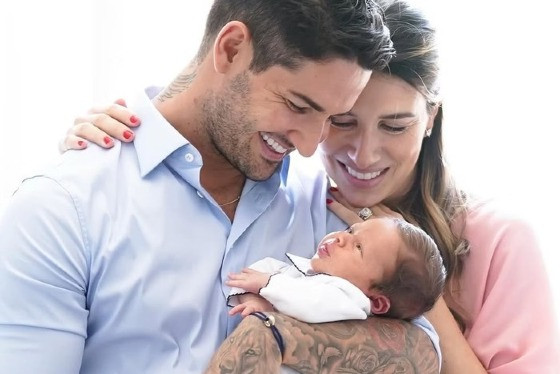 O jogador de futebol fez uma homenagem para a esposa no dia do aniversário dela e em um carrossel de fotos.