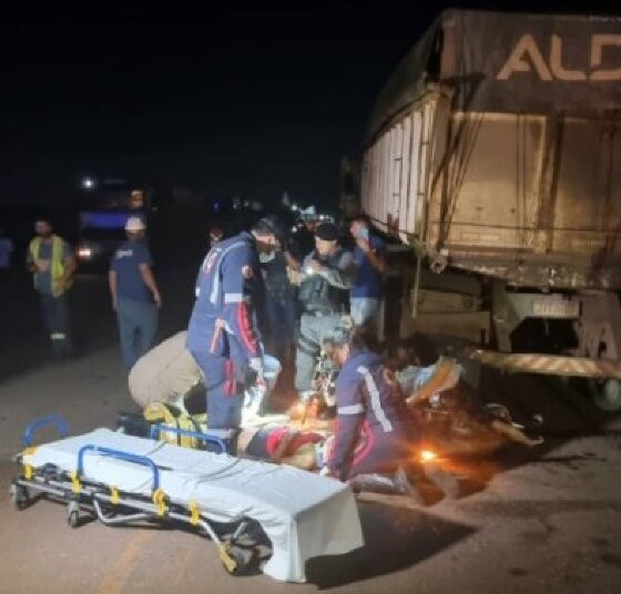 O motocilcista bateu no caminhão e morreu na hora