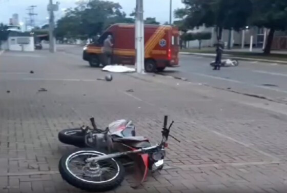 Junto dele estava uma mulher de 51 anos, na garupa da moto, que também ficou ferida, mas foi socorrida pelo Samu e encaminhada ao hospital.