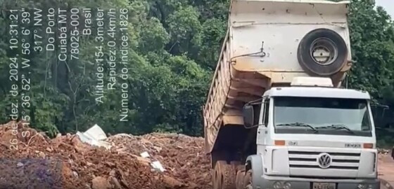 Na filmagem, é possível ver uma pilha de entulhos misturada com barro em uma região próxima ao mercado municipal. Inclusive, foi esse descarte irregular de resíduos que foi apontado pela prefeitura de Cuiabá como o motivo pelo qual Stopa foi preso.