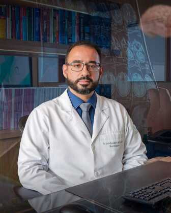 José Alexandre Borges Figueiredo Junior é médico neurologista, membro da Academia Brasileira de Neurologia e mestre em Ciências da Saúde pela Universidade Federal do Mato Grosso (UFMT). Atende a pacientes de Neurologia do Hospital São Mateus, em Cuia