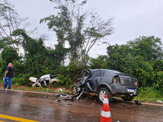 Com o impacto da batida, o veículo de passeio perdeu praticamente toda a parte dianteira e a caminhonete saiu da pista e foi parar em um matagal às margens da rodovia.