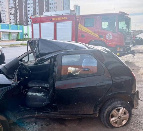 Com o impacto, a frente do carro ficou destruída e a mulher presa às ferragens