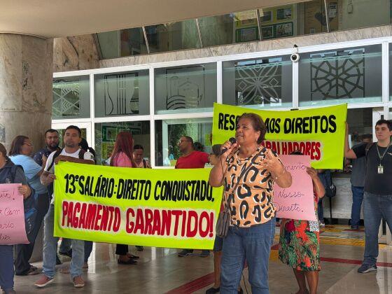 Servidores protestam contra prefeito Emanuel Pinheiro.