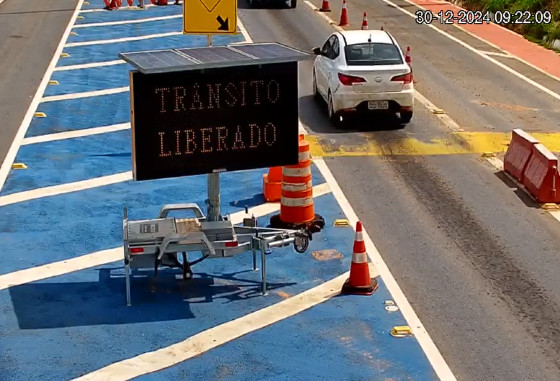 Uma câmera instalada em frente ao painel de informações atualiza como está o trânsito no Portão do Inferno