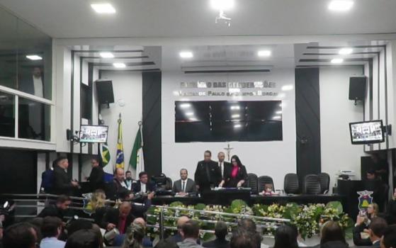 A cerimônia foi presidida pela vereadora mais votada na eleição, Samantha Íris (PL).