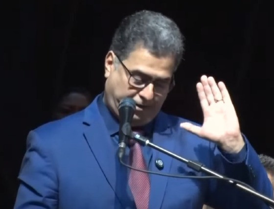  O emedebista teve dificuldade para concluir seu discurso e Abilio precisou intervir.